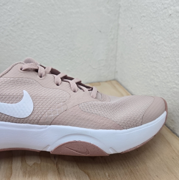 Womens NIKE CITY REPUBLIC TRAINING Pink Oxford/Barely Rose DA1351 604 - Picture 4 of 8